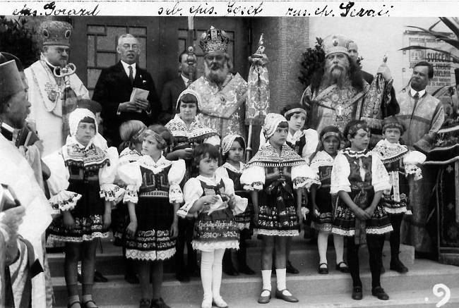 Zleva: vladykové Gorazd, Josif Bitolský a Sergij Pražský při vysvěcení chrámu (25.5.1931)